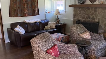 Tv, eldstad och dvd-spelare