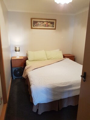2 habitaciones, tabla de planchar con plancha y ropa de cama 