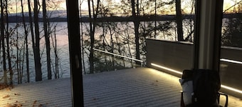 Contemporary and luxurious property on Lake Memphremagog