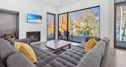 Luxurious Lakefront Retreat on Lake Memphremagog Hot tub Sleeps 14