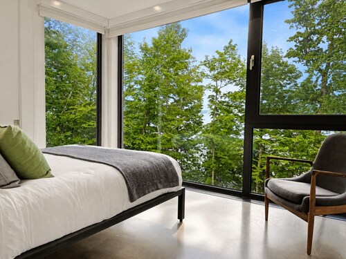 Architect-Designed Lakefront Villa Hot Tub Sleeps 14