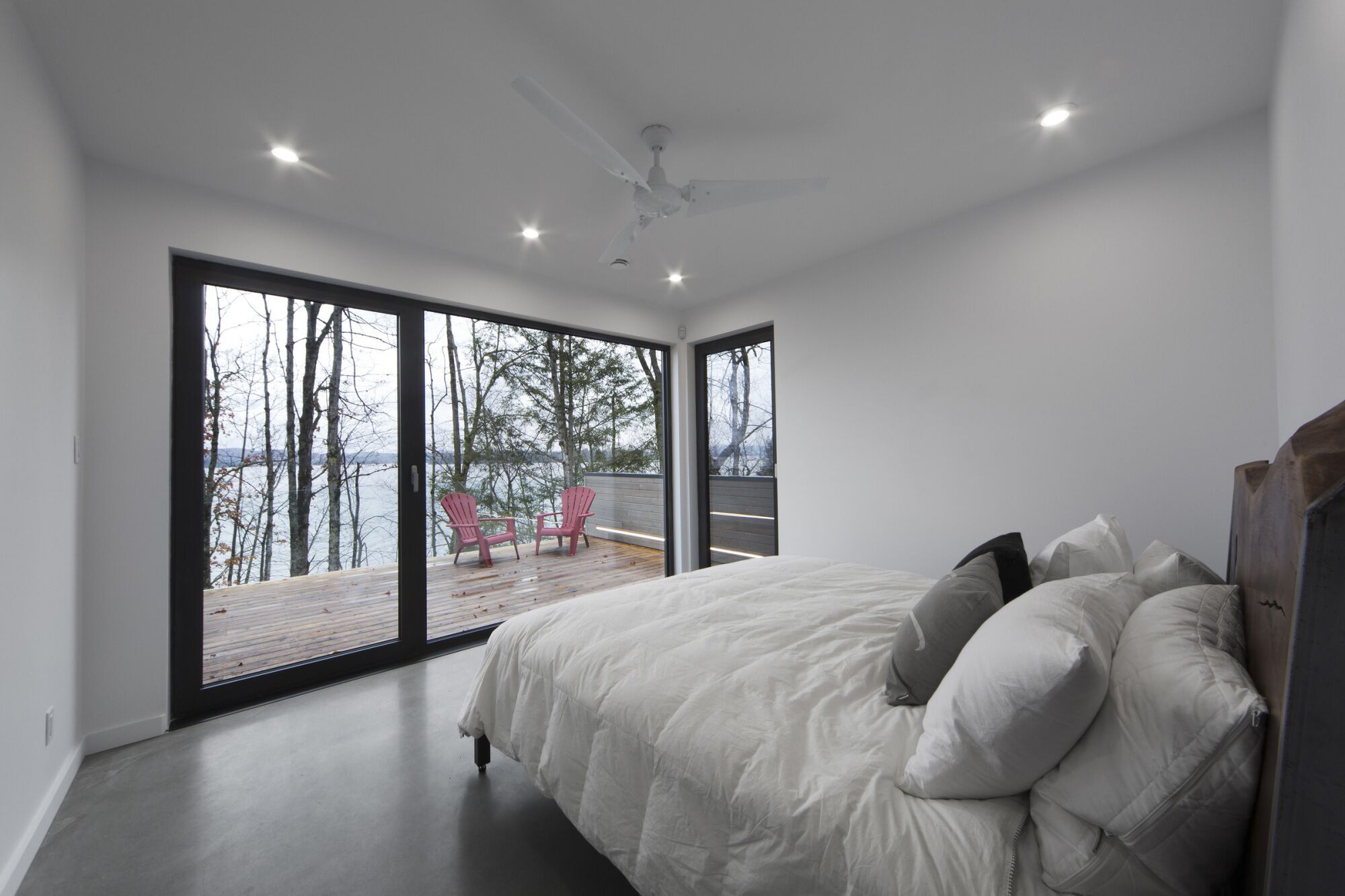 Contemporary and  luxurious property on Lake Memphremagog