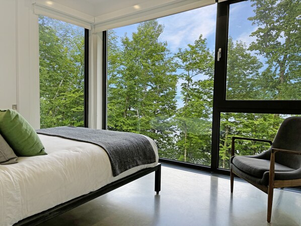 5 bedrooms, iron/ironing board, WiFi, bed sheets