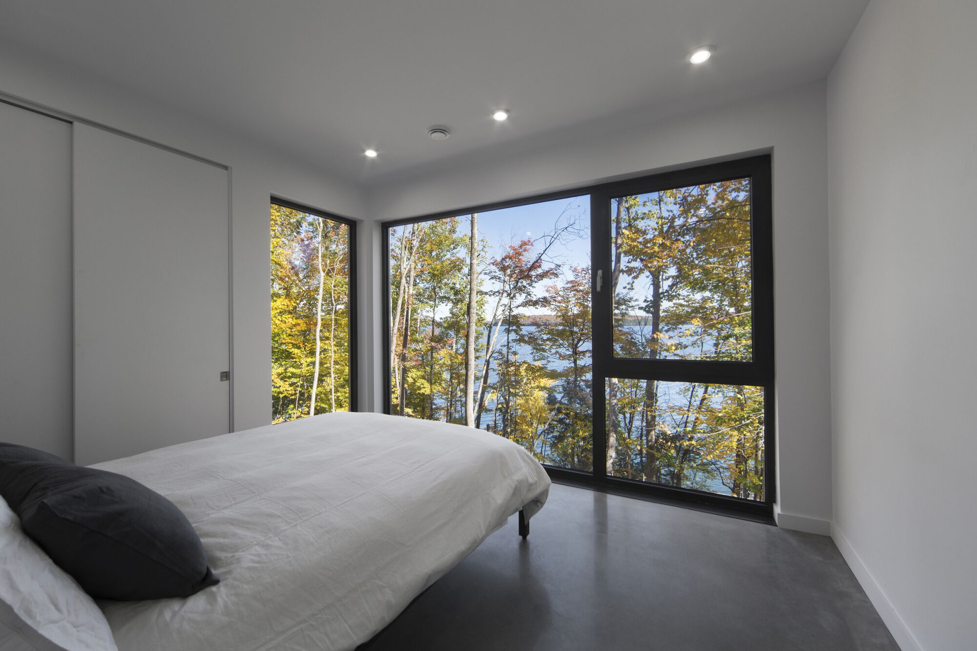 Contemporary and  luxurious property on Lake Memphremagog