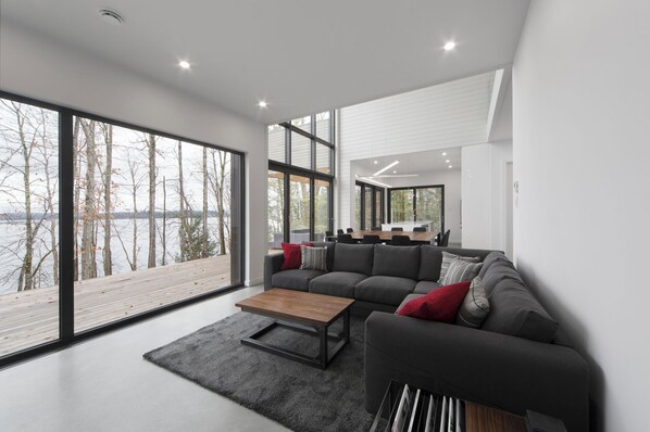 Smart-TV, peis, DVD-spiller og bordtennis