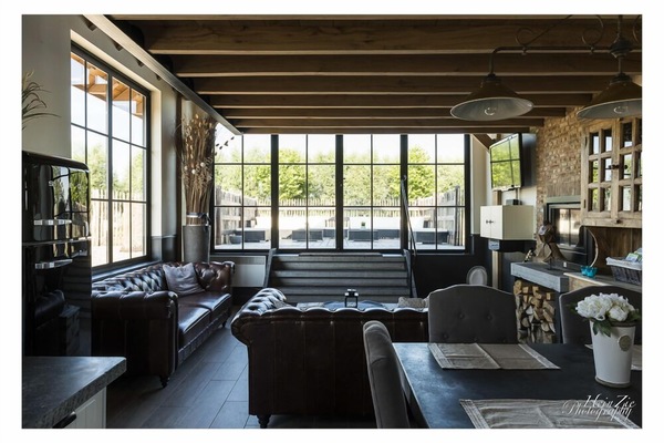 Una Smart TV, una chimenea, un reproductor de DVD