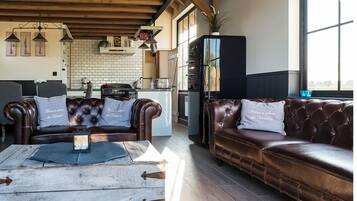 Smart TV, fireplace, DVD player, stereo