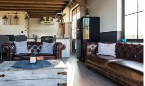 Smart TV, fireplace, DVD player, stereo