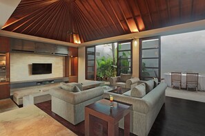 Flat-screen TV, fireplace, DVD player, stereo