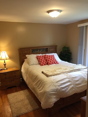 3 bedrooms, iron/ironing board, WiFi, bed sheets - Family-friendly home.  Close to stadium & downtown. Great neighborhood! (State College)
