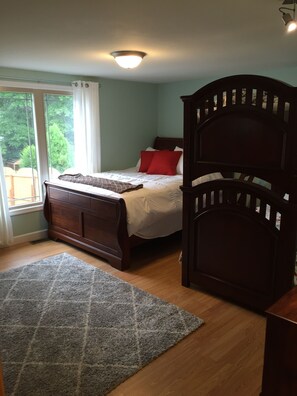 3 bedrooms, iron/ironing board, WiFi, bed sheets - 2.5 miles from Stadium/Downtown Newly Renovated, Family-Friendly PSU Rental Home (State College)