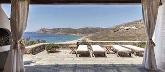 Amazing Villa right by Elia Beach