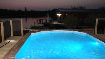 Lämmitetty uima-allas, aurinkotuoleja