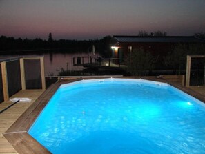 Piscine chauffée, chaises longues