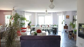 Taulutelevisio, takka, kirjoja, työhuone