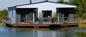 FLOATING HOUSE, POOL, HAMMAM, SAUNA, BALNEO