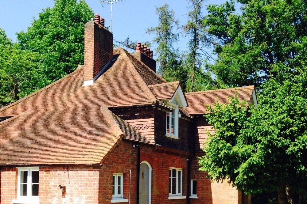 Beautiful Victorian cottage in Ashtead easy access to London set in countryside