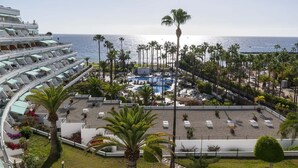A resort with a pool area, palm trees, and a view of the ocean. - Altamira 1 - One Bed with sea and pool view (Costa Adeje)
