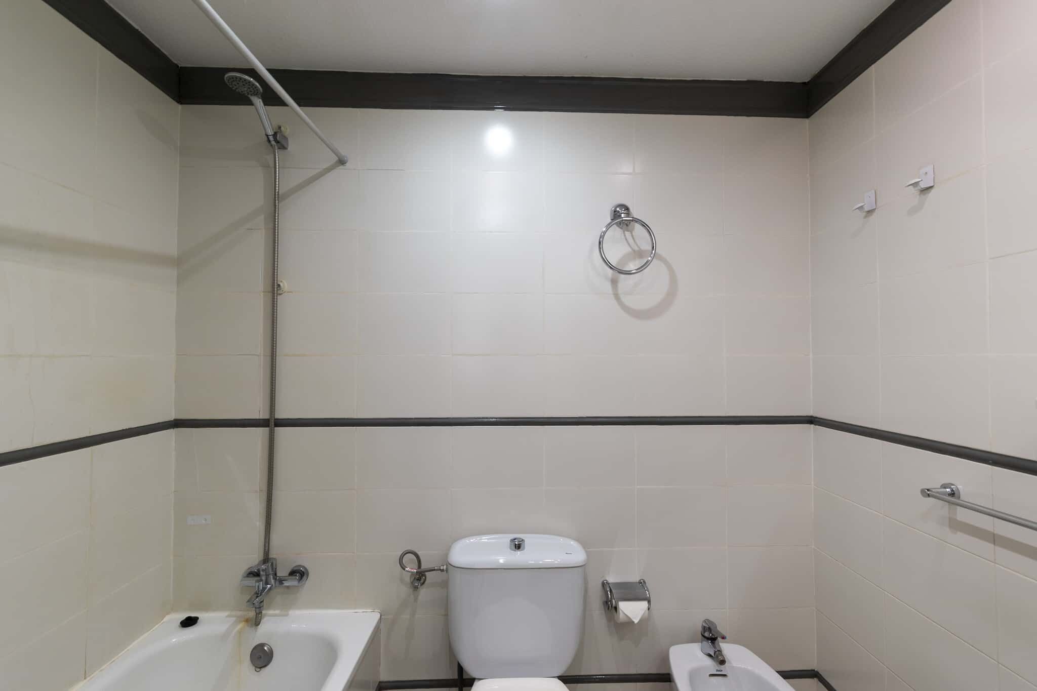 Ein Badezimmer mit Badewanne, Toilette und Dusche.