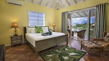 3 habitaciones, escritorio y tabla de planchar con plancha
