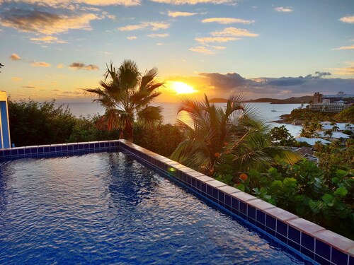 CalypsoBlu: Updated 3 bedroom villa - pool, near beach with ocean view.