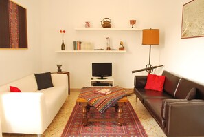 Fernseher, DVD-Player, Bücher