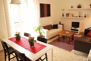 TV, DVD player, books - *** Enchanting Apartment In Trastevere (Wifi-A/C-Great View) *** (Rome)