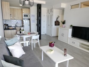 TV connectée, lecteur de DVD, livres