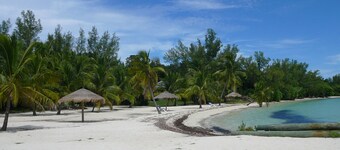 Waterfront on White Sound, Private Dock, Beach, Swimming Pool, Solar/Batteries