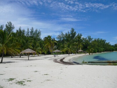 Waterfront on White Sound, Private Dock, Beach, Swimming Pool, Solar/Batteries
