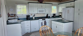 Waterfront on White Sound, Dock, Beach, Swimming Pool, Back up Batteries 