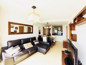 Smart TV, DVD player, books, music library - LUXURIOUS 3 BED, 2 BATH PENTHOUSE OVERLOOKING GOLF COURSE & POOL WITH FREE WIFI! (Roldan)
