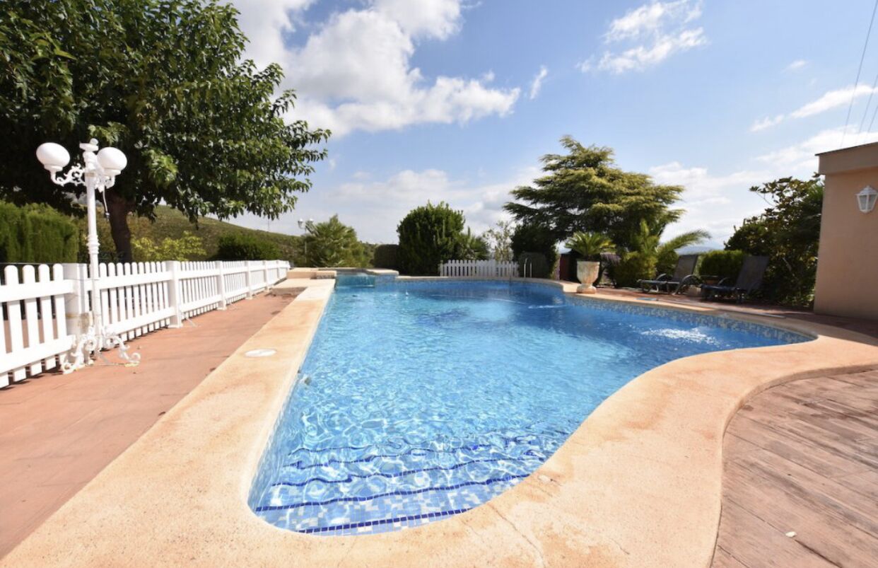 Villa with pool, jacuzzi, free Wi-Fi and barbecue 40 minutes from the beach