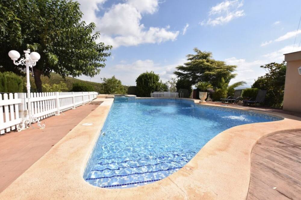 Villa with pool, jacuzzi, free Wi-Fi and barbecue 40 minutes from the beach