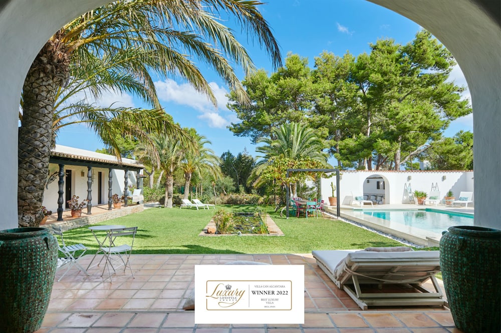 Magnificent large charming villa near the beach