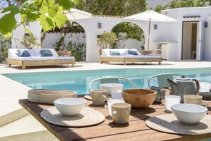 Een buitenzwembad, een verwarmd zwembad