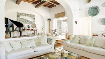 Een smart-tv, een open haard, een dvd-speler en tafelvoetbal