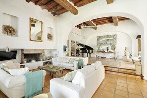 Een smart-tv, een open haard, een dvd-speler en tafelvoetbal