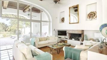 Een smart-tv, een open haard, een dvd-speler en tafelvoetbal