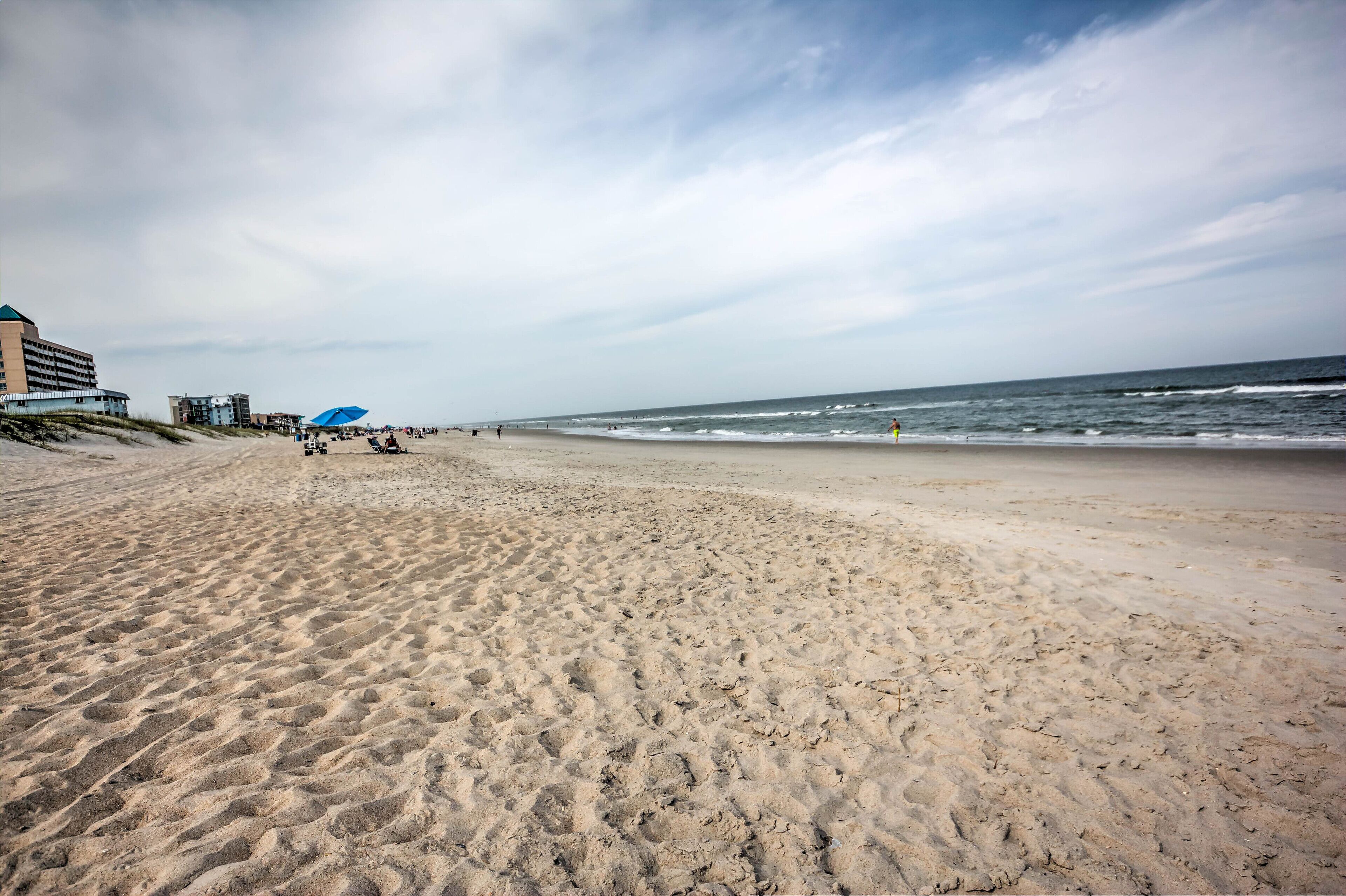 Perto da praia, espreguiçadeiras, toalhas de praia 