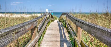 Una playa cerca, sillas reclinables de playa, toallas de playa