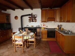 Kühlschrank, Ofen, Herdplatte, Wasserkocher mit Kaffee-/Teezubehör