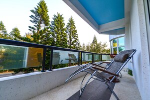 Escritorio, cortinas blackout y sistema de insonorización