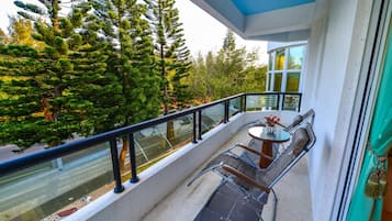 Deluxe Double Room | Desk, blackout drapes, soundproofing, rollaway beds