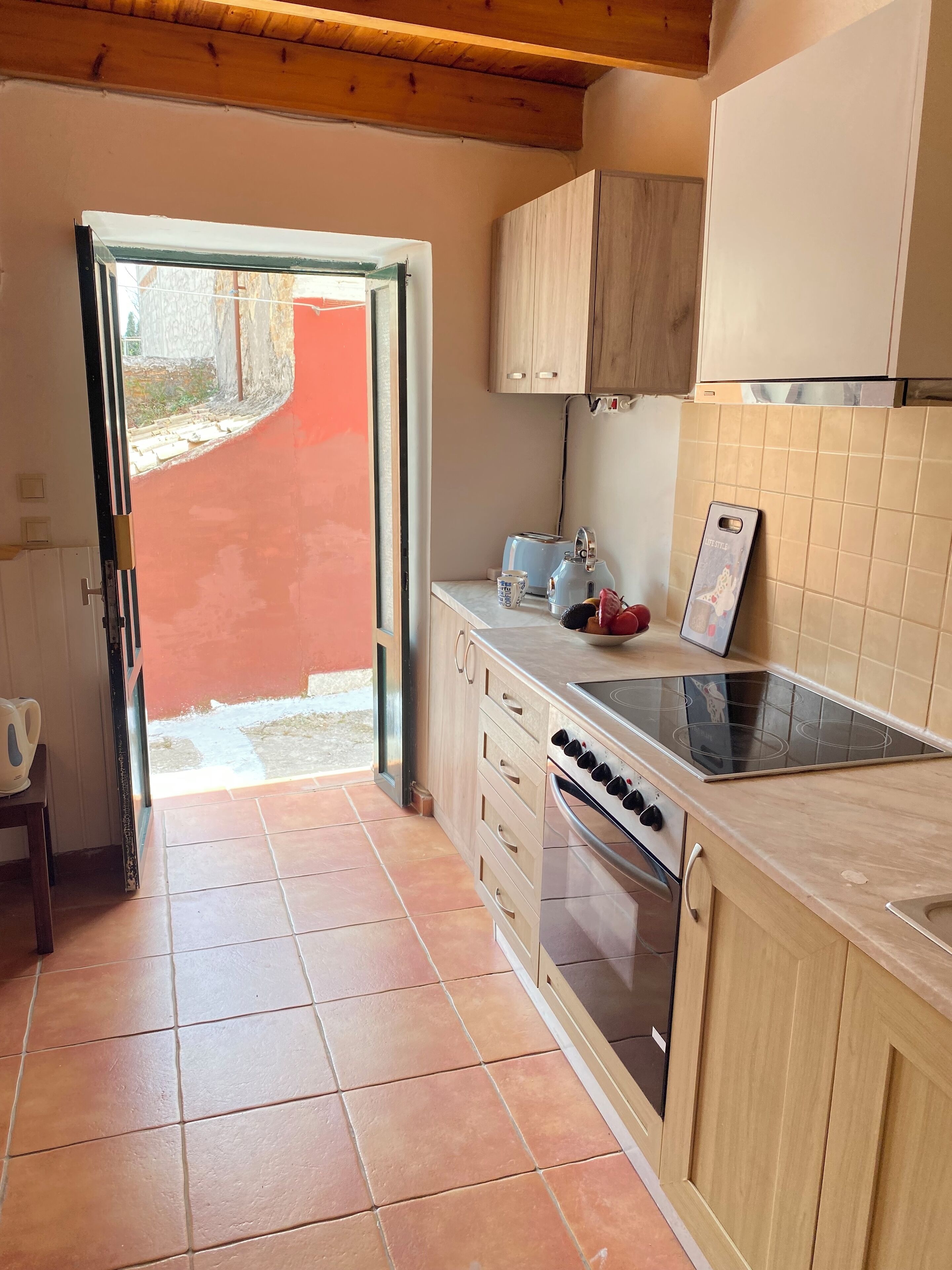 Fridge, oven, stovetop, coffee/tea maker