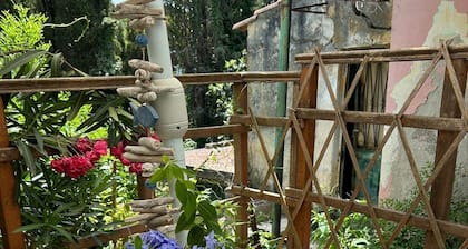 Maison rénovée dans le village grec traditionnel avec de superbes vues sur la mer