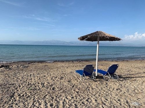 Maison rénovée dans le village grec traditionnel avec de superbes vues sur la mer