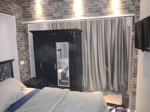 Cortinas blackout, wifi gratis y ropa de cama 