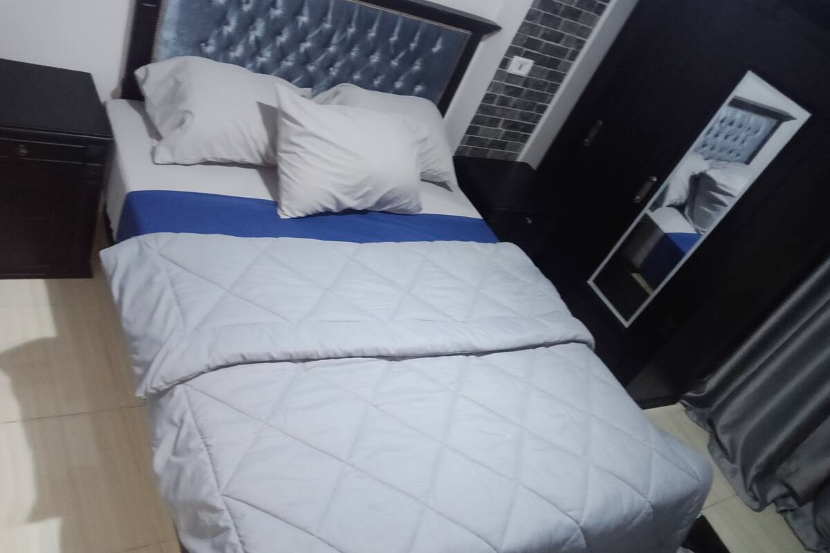 Single Room | Blackout drapes, WiFi (free), bed sheets