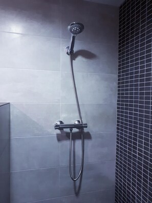Dusche, Haartrockner, Handtücher, Toilettenpapier